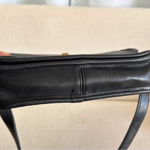 Vintage black leather Coach shoulder bag. - Picture 5 of 11